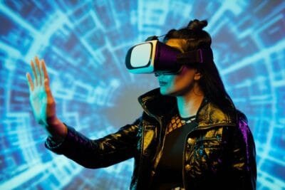 Na imagem, mulher usando uma das tendências tecnológicas de 2025: a realidade virtual.