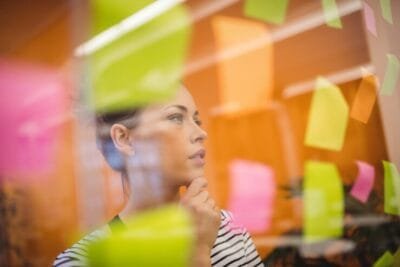 Entenda a importância do Design Thinking em projetos empresariais, impulsionando inovação, soluções criativas e melhores resultados.