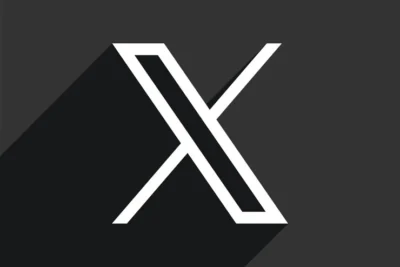 Logotipo da plataforma de microblogging no Twitter, destacando a letra X em um fundo escuro, simbolizando a interação digital e novas comunicacões.
