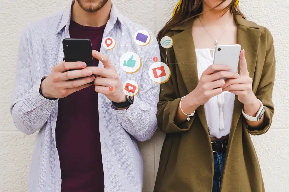 Influenciadores e especialistas usando seus smartphones para criar opiniões em 2025, destacando a disputa entre quem realmente influencia na formação de opinião.