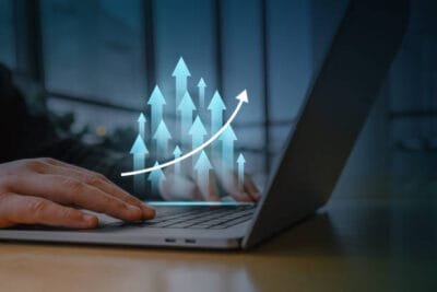 O universo das startups é fascinante e repleto de oportunidades e desafios. Enquanto algumas pequenas empresas conseguem escalar rapidamente, outras enfrentam dificuldades que podem levar à estagnação ou até mesmo ao fechamento. No entanto, existe um conjunto de estratégias cuidadosamente planejadas e testadas que pode impulsionar o crescimento rápido de pequenas startups, ajudando-as a se destacar em mercados competitivos e a superar desafios comuns enfrentados por empresas em estágio inicial. Este artigo abordará táticas eficazes que startups podem implementar para acelerar sua trajetória no mercado. Desde o aperfeiçoamento da proposta de valor até a valorização do feedback dos clientes, entendemos que a adaptabilidade e a inovação são essenciais para o sucesso. Conhecendo o mercado e o público-alvo Uma das primeiras etapas para o crescimento de qualquer startup é entender profundamente o mercado em que está inserida. Realizar uma pesquisa de mercado detalhada permite identificar não apenas as necessidades do público-alvo, mas também as lacunas deixadas pelos concorrentes. Saber quem são seus clientes, o que eles desejam e como eles interagem com produtos ou serviços semelhantes é crucial para a criação de uma estratégia que atrai e retém clientes. Uma fábrica de uniformes profissionais pode usar pesquisas para descobrir quais tipos de peças são mais valorizadas, ajustando o portfólio para atender melhor ao público. identifique características demográficas e comportamentais de cada segmento do público-alvo. analise preferências e necessidades específicas de cada grupo para criar mensagens personalizadas. utilize canais de comunicação diferentes conforme o perfil de cada segmento. desenvolva ofertas e conteúdos adaptados para maximizar a relevância e o engajamento. Isso significa criar mensagens personalizadas e ofertas que ressoem com as preocupações e desejos específicos de cada grupo. Desta forma, a startup aumenta a eficiência de suas campanhas e constrói relacionamentos mais profundos e duradouros com os clientes. Aperfeiçoando a proposta de valor A proposta de valor é o que distingue uma startup de seus concorrentes. É essencial que a startup identifique o que a torna única, seja por meio de inovação, qualidade superior, preço acessível ou um atendimento ao cliente excepcional. Essa proposta deve ser clara e convincente, ressaltando os benefícios que os clientes obterão ao escolher a marca. Uma estratégia eficaz é coletar feedback diretamente dos consumidores sobre a percepção da proposta de valor. Pergunte-lhes o que eles valorizam em um produto ou serviço semelhante ao que sua startup oferece. Por exemplo, fabricantes de jaleco industrial podem ajustar modelos, cores e tecidos conforme o retorno dos clientes, garantindo maior aderência ao mercado. Esse tipo de informação pode levar a ajustes significativos na proposta de valor, tornando-a ainda mais atraente para o público-alvo. Construindo uma presença digital forte A presença digital é um dos pilares fundamentais para o crescimento rápido de uma startup. Em um mundo onde a maioria das interações começa online, ter um site otimizado e perfis ativos nas principais redes sociais é imprescindível. A otimização para motores de busca (SEO) deve ser uma prioridade, pois garante que a startup seja encontrada facilmente pelos consumidores. Além disso, investir em marketing de conteúdo é uma excelente maneira de estabelecer autoridade e credibilidade no mercado. Publicar artigos úteis, guias e outras formas de conteúdo relevante não apenas educa os potenciais clientes, mas também atrai tráfego orgânico para o site da startup. Isso pode resultar em mais leads e, posteriormente, em conversões. Em setores técnicos, como o de instalação elétrica de baixa tensão, conteúdos educativos podem demonstrar o valor da expertise da startup e gerar confiança na audiência. Utilizando a tecnologia a seu favor A tecnologia é uma aliada poderosa para startups que desejam escalar rapidamente. Ferramentas de automação podem simplificar processos, permitindo que a equipe se concentre em atividades estratégicas. Desde a automação de e-mails até a gestão de redes sociais e a análise de dados, a tecnologia facilita o trabalho diário, aumentando a eficiência operacional. Além disso, a análise de dados pode fornecer insights valiosos sobre o comportamento do cliente e o desempenho da empresa. Com essas informações em mãos, a startup pode tomar decisões informadas e ajustar sua estratégia com base em métricas reais, em vez de suposições. Um exemplo de gestão eficaz é a integração entre gestão tradicional e gestão por processos, que permite organizar operações, reduzir falhas e melhorar a produtividade. Marketing de influência e parcerias estratégicas O marketing de influência se tornou uma estratégia altamente eficaz para startups que buscam ampliar sua visibilidade. Colaborar com influenciadores que compartilham os valores da marca pode apresentar produtos a novos públicos de forma autêntica e envolvente. É essencial escolher influenciadores que tenham um bom nível de engajamento, assim como uma base de seguidores que se alinhem com o público-alvo da startup. As parcerias estratégicas também são uma alternativa poderosa. Colaborar com outras empresas que oferecem produtos ou serviços complementares pode resultar em benefícios mútuos. Focando na experiência do cliente A experiência do cliente é um fator determinante para o sucesso de uma startup. Além de oferecer um produto ou serviço de qualidade, é crucial garantir que cada interação do cliente com a marca seja positiva. Isso inclui um atendimento ao cliente eficaz, facilidade de uso do site, agilidade na entrega e suporte pós-venda de alto nível. Solicitar feedback dos clientes regularmente é uma maneira de entender onde há oportunidades de melhoria. Uma startup que valoriza a opinião do cliente não apenas se adapta às necessidades do mercado, mas também constrói uma base leal de consumidores. Expansão internacional: uma nova fronteira Para startups que já estão bem posicionadas no mercado local, a expansão internacional pode ser uma estratégia atraente para crescimento rápido. Antes de iniciar esse processo, no entanto, é vital realizar uma análise abrangente do novo mercado. Isso inclui entender a cultura, os comportamentos dos consumidores e as regulamentações locais. Um planejamento cuidadoso é fundamental. O lançamento em um novo país pode exigir ajustes no produto ou serviço, além de estratégias de marketing adaptadas à cultura local. O uso de plataformas digitais para testes de mercado se tornou uma estratégia essencial para startups que desejam tomar decisões mais seguras e fundamentadas. Por meio dessas ferramentas, é possível lançar produtos, serviços ou campanhas em escala reduzida, avaliando a aceitação do público antes de comprometer recursos significativos. Conclusão Crescer rapidamente pode ser um dos maiores desafios e, ao mesmo tempo, uma das maiores ambições de uma pequena startup. Implementar as estratégias discutidas neste artigo pode não apenas acelerar o crescimento, mas também preparar o caminho para um futuro sustentável. Conhecer o mercado, melhorar a proposta de valor, fortalecer a presença digital e priorizar a experiência do cliente são passos essenciais para criar um negócio de sucesso. Em um ambiente altamente competitivo, estar disposto a se adaptar e evoluir é crucial. Com dedicação, inovação e foco nas necessidades do cliente, sua startup pode navegar pelos desafios e capitalizar as oportunidades que surgem, estabelecendo assim uma trajetória de crescimento impressionante e duradouro.