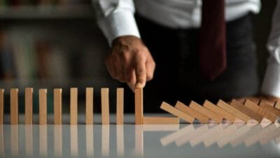 Aprenda a planejar e aplicar estratégias eficazes de gestão de crises para proteger sua empresa em momentos críticos.