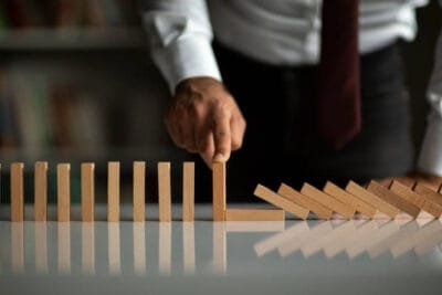 Aprenda a planejar e aplicar estratégias eficazes de gestão de crises para proteger sua empresa em momentos críticos.