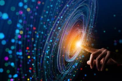 Descubra como grandes empresas promovem a inovação contínua e mantêm a criatividade em ambientes corporativos desafiadores.