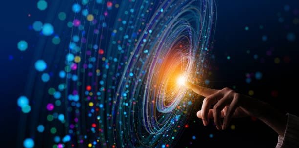 Descubra como grandes empresas promovem a inovação contínua e mantêm a criatividade em ambientes corporativos desafiadores.