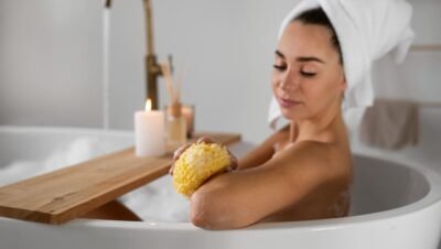 Uma jovem relaxa em um ofurô.