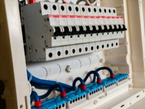 Disjuntores brancos em quadro de distribuição