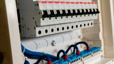 Disjuntores brancos em quadro de distribuição