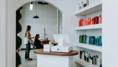 Interior de salão de cabeleireiro com bancadas e espelhos