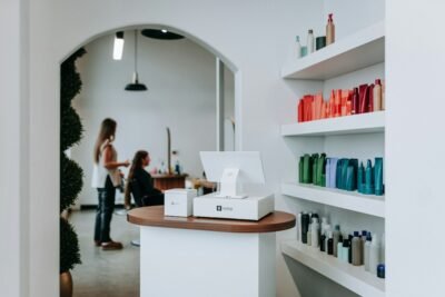 Interior de salão de cabeleireiro com bancadas e espelhos
